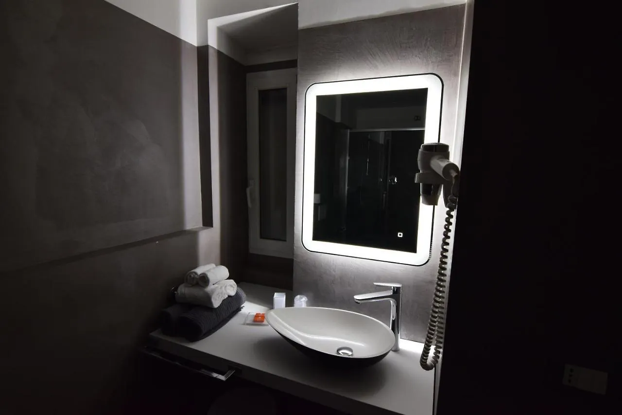 Hotel Fiume Genoa 2*,  Italy